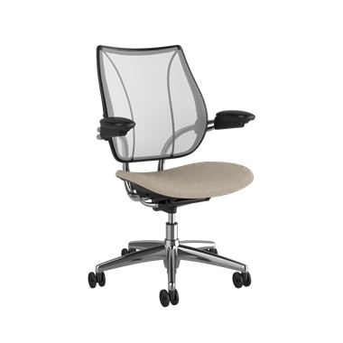 Fauteuil de bureau Liberty, dossier Pinstripe White, siège Hallingdal 65 0200, cadre poli avec surpiqûres noires