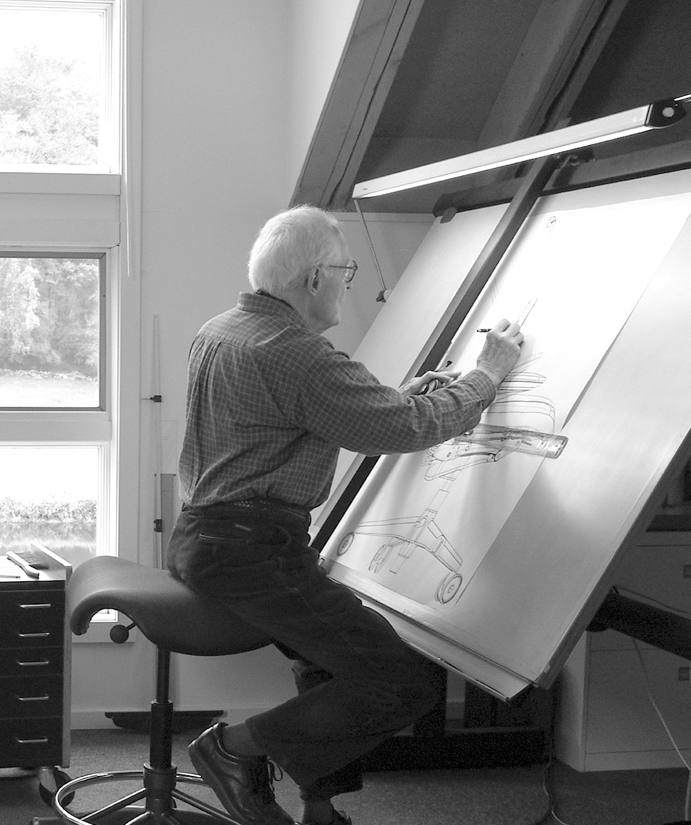 Niels Diffrient, designer du fauteuil Freedom, en train de dessiner